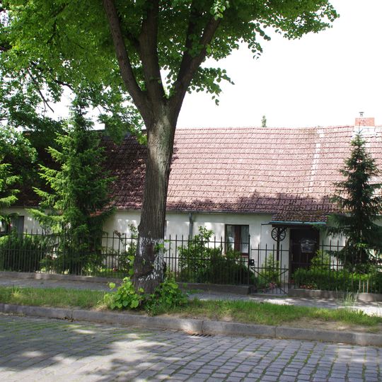 Kossätenhaus, Ende 18. Jh., erweitert Mitte 19. Jh.; Scheune Alt-Marienfelde 12/12A