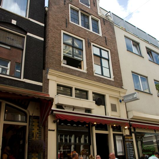 Huis met halsgevel met eenhoorn in de afdekking