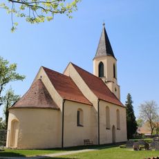 Kirche (mit Ausstattung), Kirchhof mit Einfriedung, verschiedenen Grabmalen und einer Grabanlage Mitteldorfstraße 4