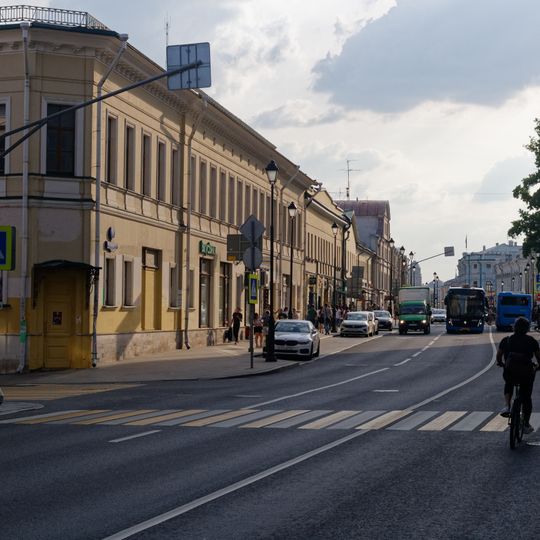 Жилой дом с лавками и погребами