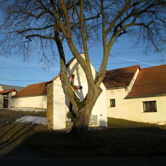 Kaple v Holostřevech na návsi