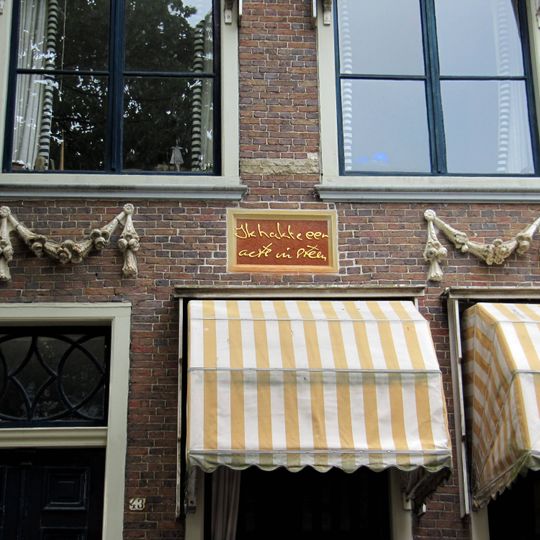 Pand onder zadeldak met voorschild en geblokte kroonlijst