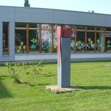 Kovová plastika před školou v Jizerské ulici v Semilech