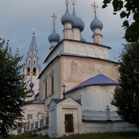 Ограда с воротами и часовней