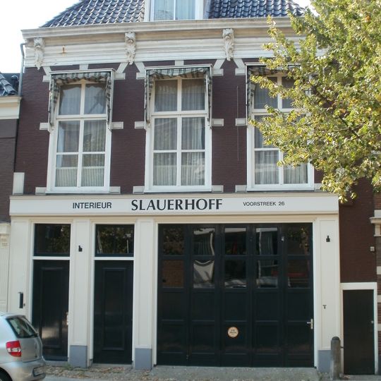 Pand met rechte kroonlijst met vier rococo consoles onder diep zadeldak met voorschild