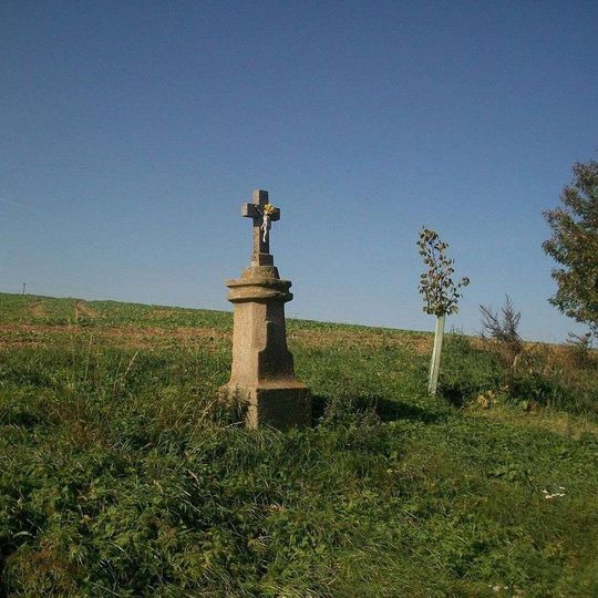 Kříž východně od Dolní Bělé u polní cesty