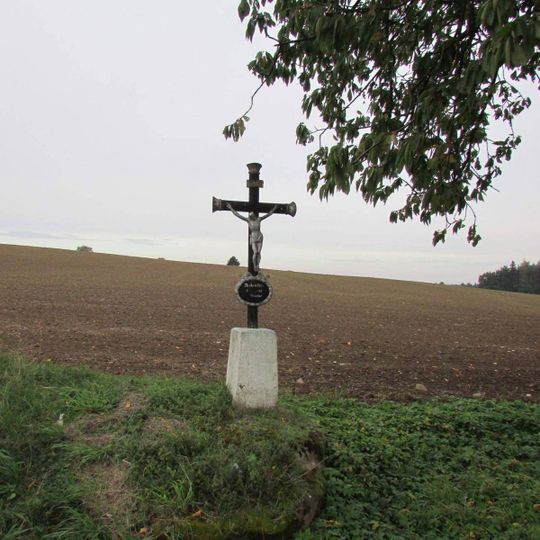 Kříž severně od Mezné u cesty do Vratišova