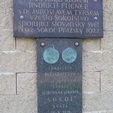 Pamětní deska u silnice západně od Svaté