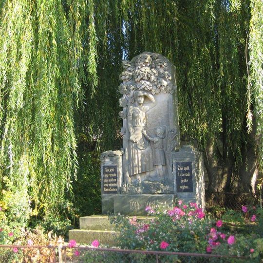 Pomník padlým na návsi v Sudově Hlavně