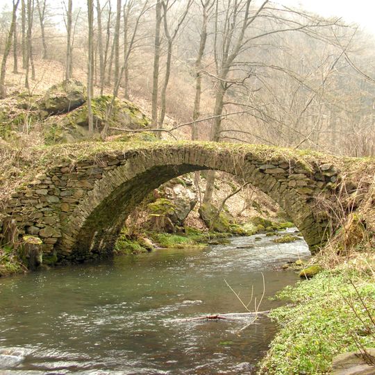 Kamenný most přes Vrchlici pod vodní nádraží Vrchlice