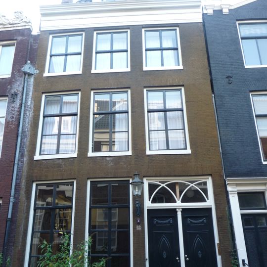 Pand met gave gevel onder rechte lijst waarop dakkapel