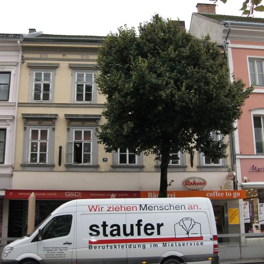 Bürgerhaus mit Stadtmauer