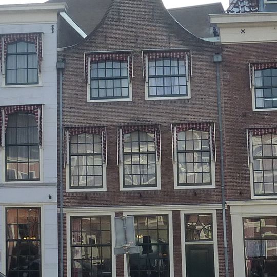 Pand met bakstenen tuitgevel