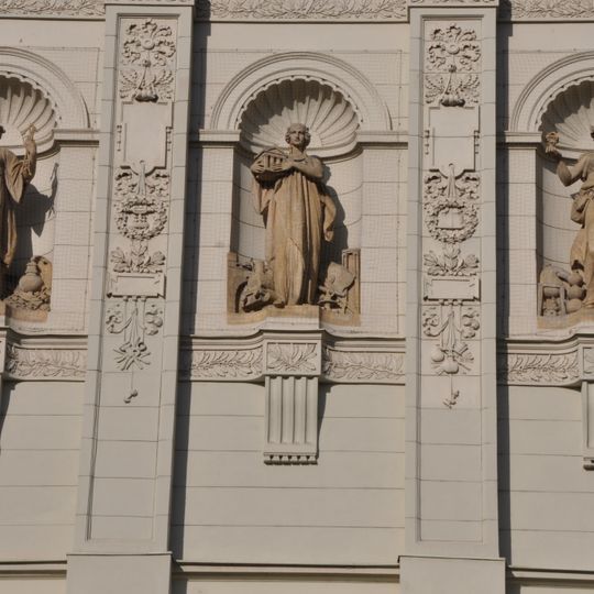 Sochy v nikách na boku budovy Fakulty sociálních studií Masarykovy univerzity v Brně