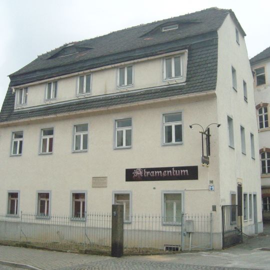 Wohnhaus mit Gedenktafel und Fabrikbau Bahnhofstraße 29; 29a