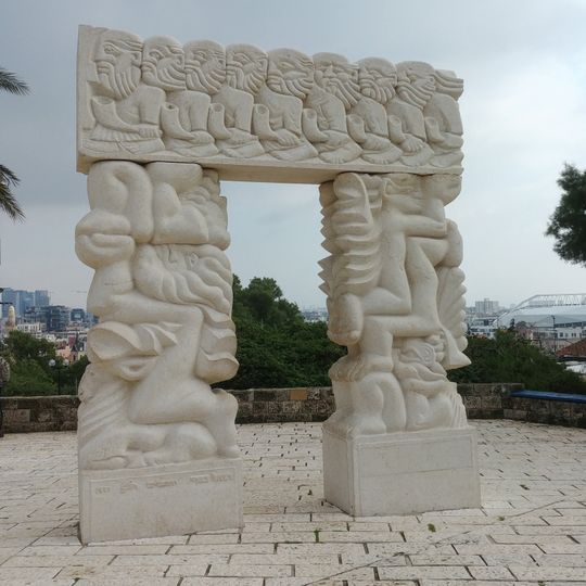 גן אברהם, על שם אברהם אברשה שכטרמן, ממחדשי יפו העתיקה. סגן ראש הירייה בשנים 1955-1959.