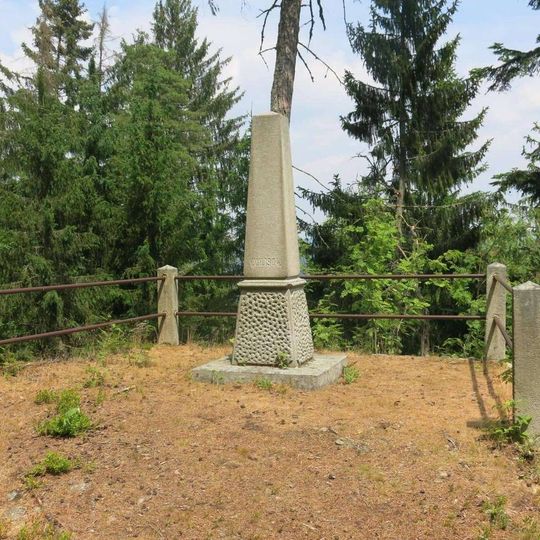 Obelisk Fridricha Nitsche na severním svahu Martínkovského vrchu