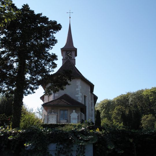 Katholische Kirche St. Niklaus mit umliegenden Grabdenkmälern