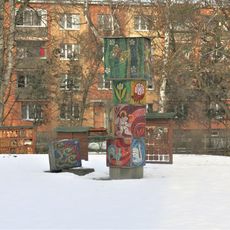 Plastika Sloup pohádek u školky v ulici U Jezu v Žatci