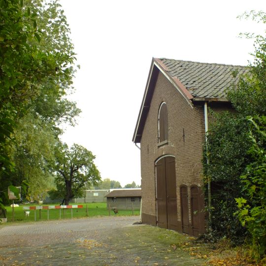Koetshuis / paardenstal met rokerij