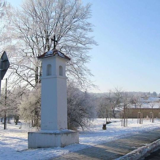 Boží muka ve Slatinicích naproti Obecnímu úřadu