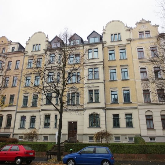 Mietshaus in geschlossener Bebauung mit Vorgarten Ulmenstraße 39