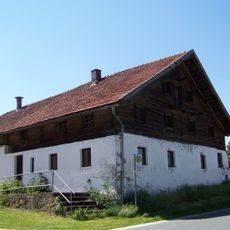 Bauernhaus mit Blockbau-Obergeschoss und Steilsatteldach