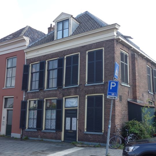 Hoekpand met rechte lijstgevels