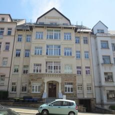 Mietshaus in geschlossener Bebauung mit Vorgarten und Einfriedungsmauer Wartburgstraße 17