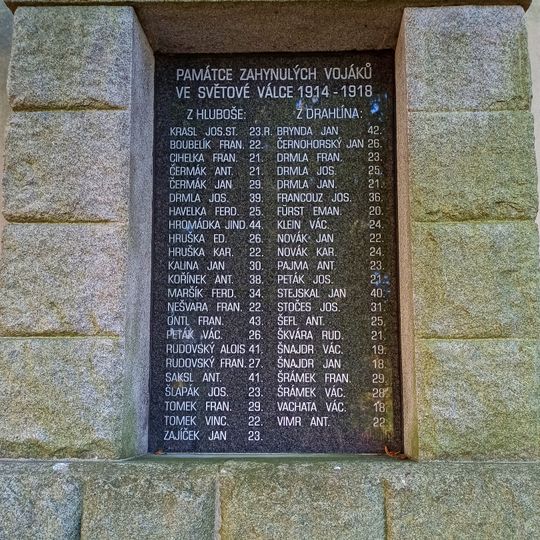 Pomník padlým z Hluboše a Drahlína u kostela Nejsvětější Trojice v Hluboši