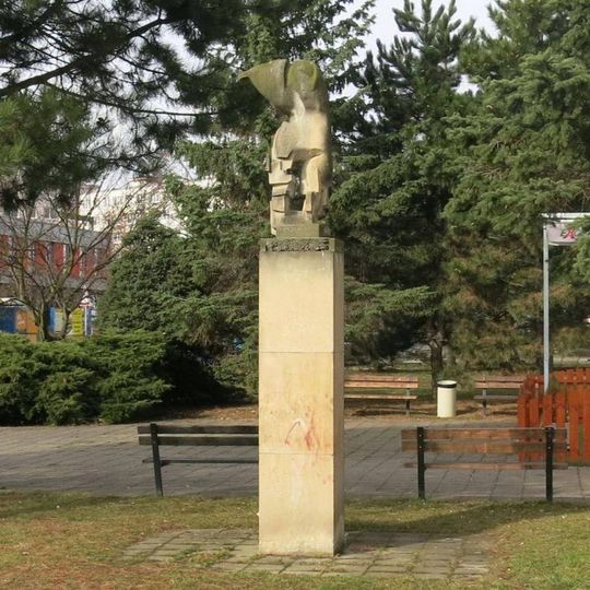 Kamenná plastika v u Komerční banky Lipové ulici v Mostě