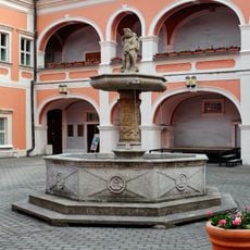 Kašna na nádvoří zámku v Sokolově