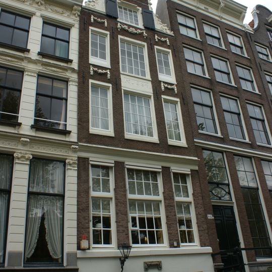 Pand met halsgevel met festoenen en jaartalsteen