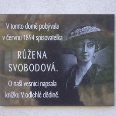 Pamětní deska Růženy Svobodové v Kosově na zdi fary