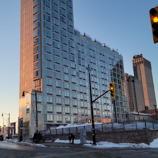 The Oakes Hotel Overlooking the Falls