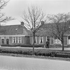 Pand met goot op klossen onder schilddak met hoekschoorstenen (vormt een geheel met nr. 11)
