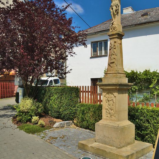 Kříž v Mladči ve středu obce