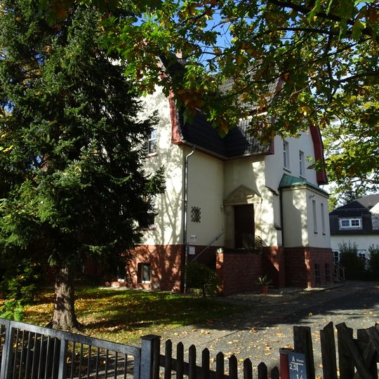Villa mit Teilen des Gartens Mendelejewstraße 1