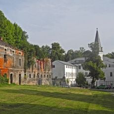 Sachgesamtheit Schloss und Rittergut Nöthnitz b. Dresden, bestehend aus den Einzeldenkmalen: Schlossgebäude (Am Schloß 2), vier Wirtschaftsgebäude (Stellmacherei, sog. Könneritzscheune, Schweinestall und Pächter- oder Gesindehaus, Am Schloß 1)