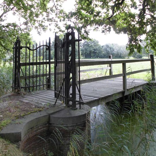 Plantagehuis: brug met toegangshek