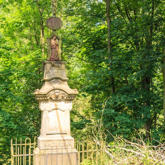 Kříž v Horním Houžovci vedle kaple Navštívení Panny Marie