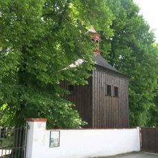 Dřevěná zvonice na hřbitově v Třebenicích