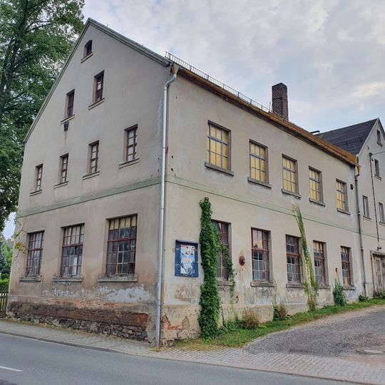 Wohnhaus mit Vorgarten und Einfriedung sowie Webereigebäude St. Niclaser Hauptstraße 2; 2a