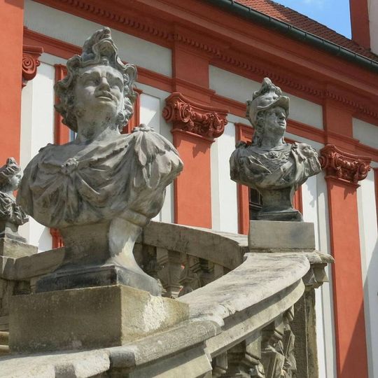 Alegorické busty Amerika a Evropa na jižním schodišti Trojského zámku