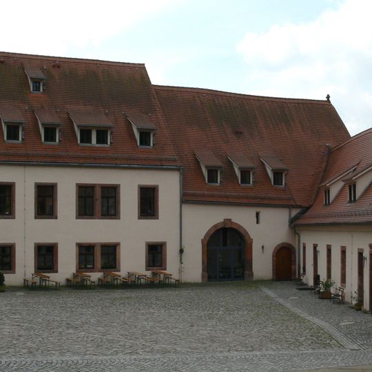 Einzeldenkmal der Sachgesamtheit Kloster mit Stiftskirche und Schlossanlage mit Schlosspark: Torhaus mit Kapelle Markt 9