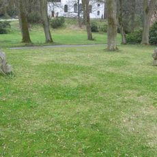 Kamenné plastiky před léčebným domem Prusík v Konstantinových Lázních