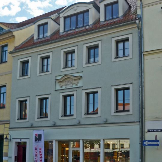 Wohnhaus mit Laden in geschlossener Bebauung Markt 10