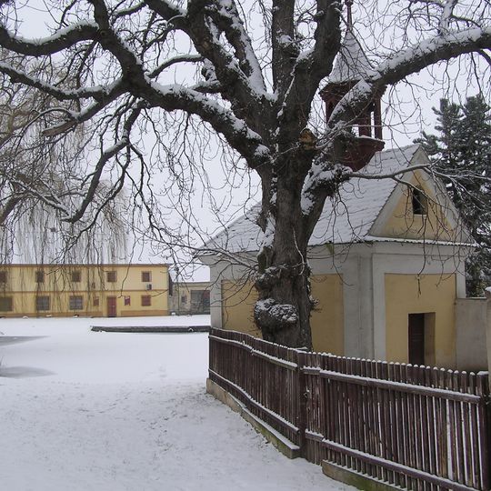 Kaple u rybníka v Zeměchách