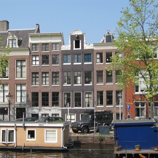 Pand met gevel onder rechte lijst