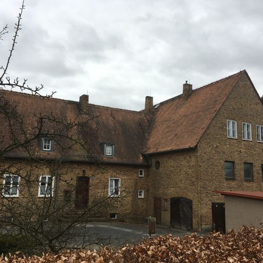 Alte Schule; Schulgebäude mit Wohnungen über Eck Dorfstraße 61a; 61b